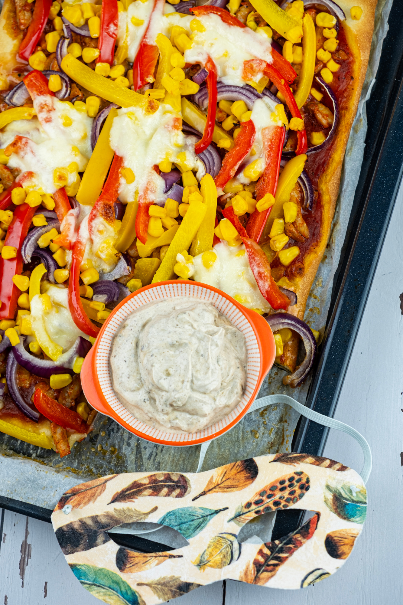 Carnavalspizza met zwarte knoflooksaus