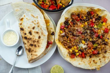 Mexicaanse quesedillas met gehakt en zwarte bonen