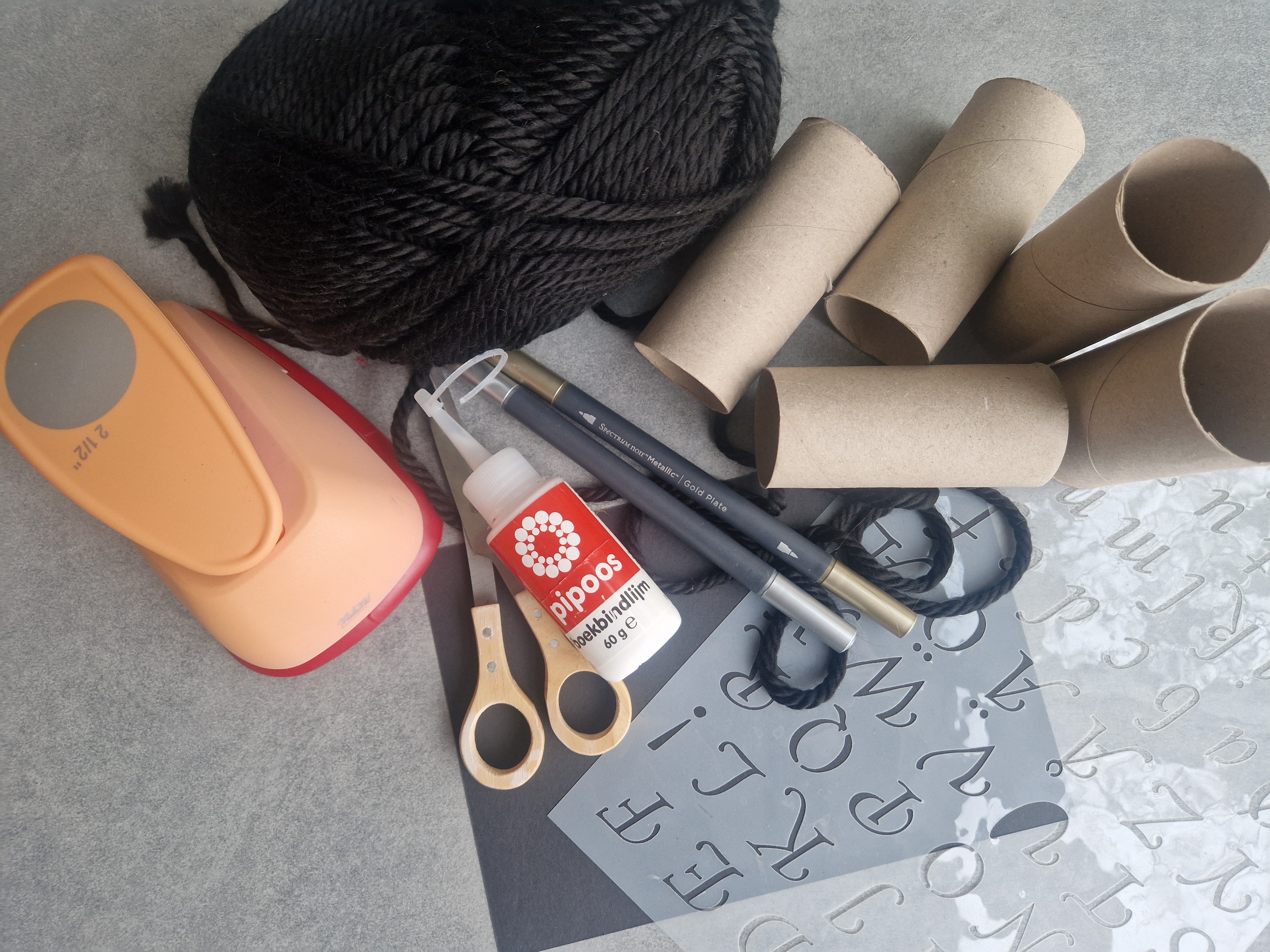 Benodigdheden DIY slinger van wc‑rollen