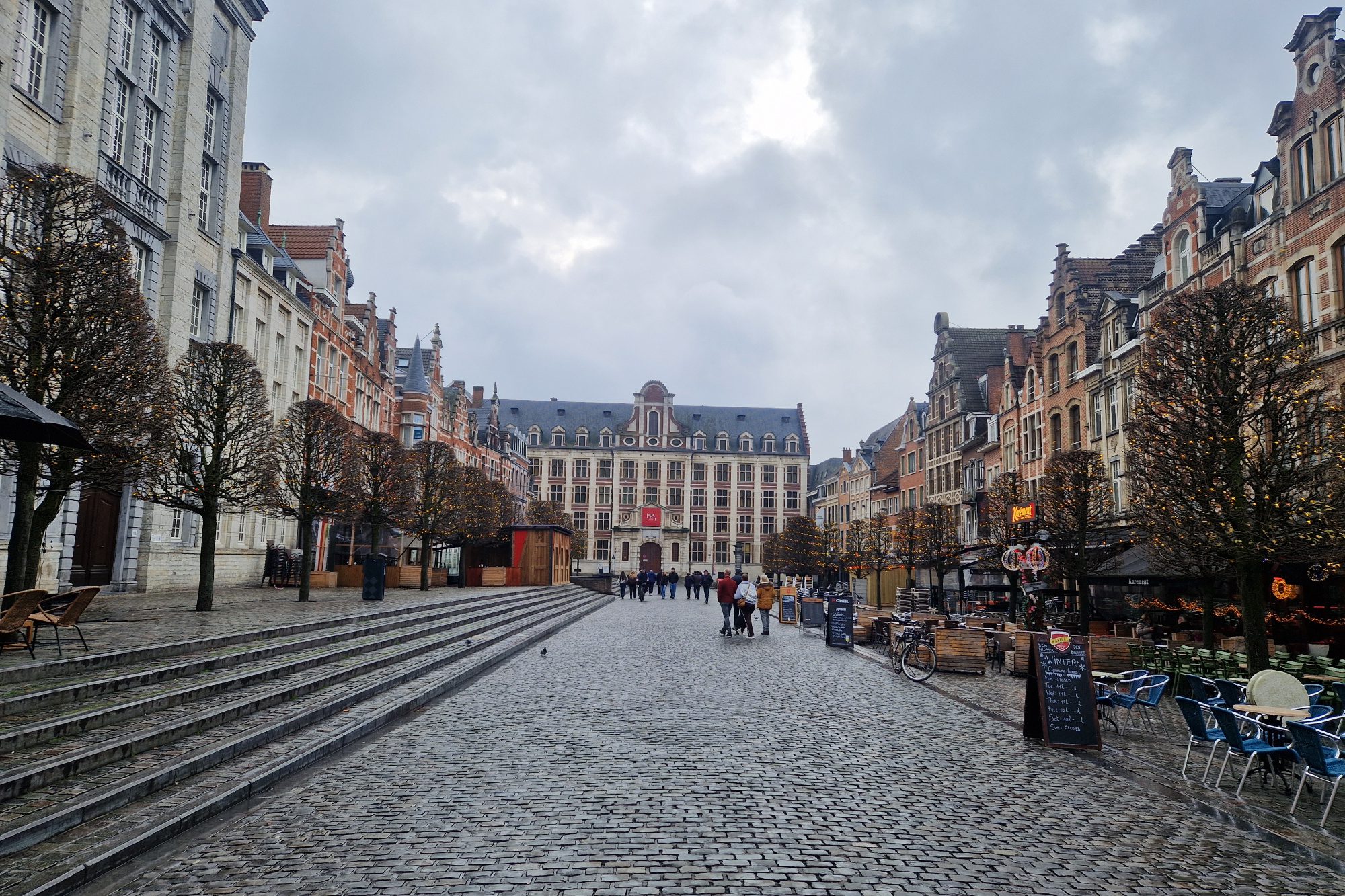 Leuven in de winter: sfeervol, rustig en vol warme lichtjes.