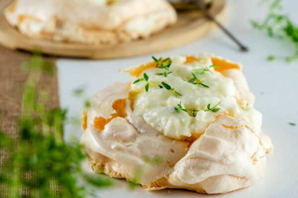 Mini pavlova’s maken met frisse saus