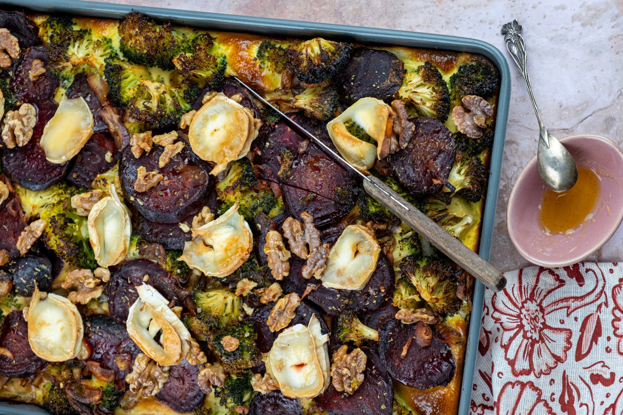 Vegetarische plaattaart met broccoli en rode bietjes