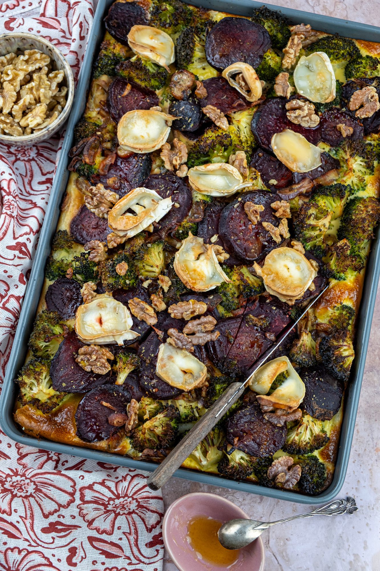 Vegetarische plaattaart met broccoli en rode bietjes