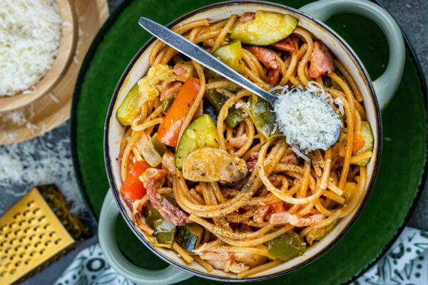 Eenpansgerecht van pasta en pesto