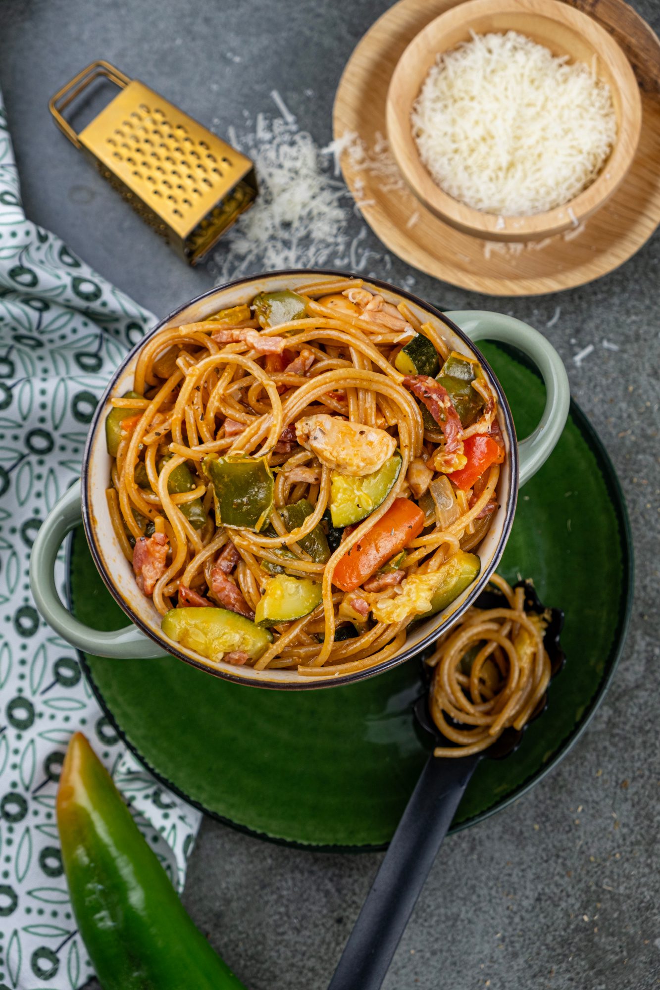 Eenpansgerecht van pasta en pesto