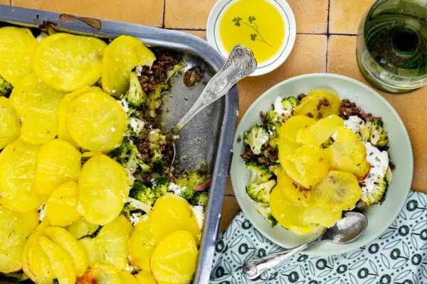 Gehaktschotel met aardappelschijfjes en broccoliroosjes