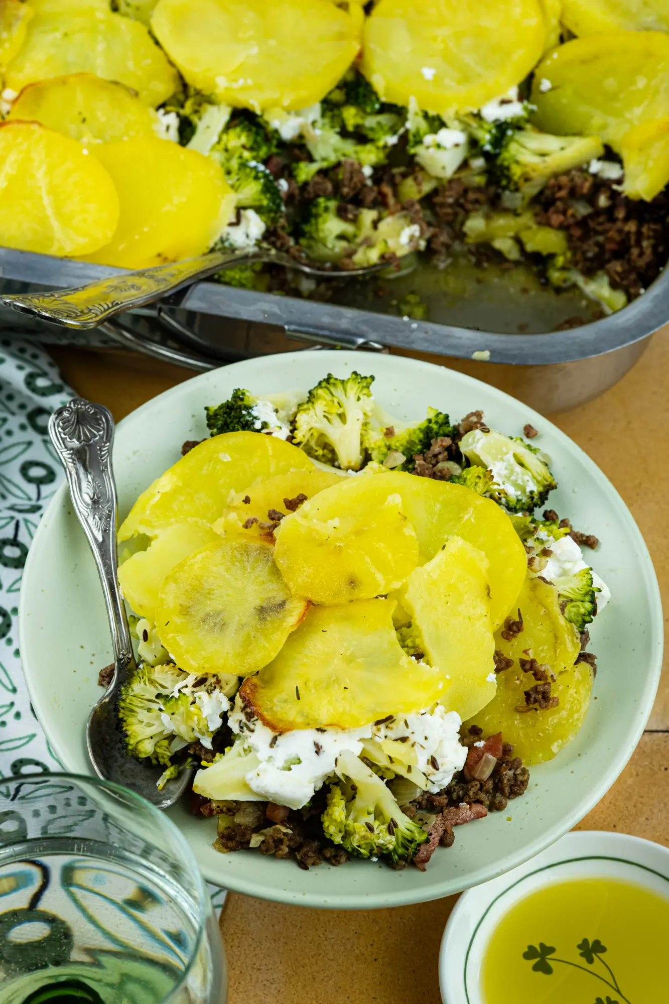 Gehaktschotel met aardappelschijfjes en broccoliroosjes