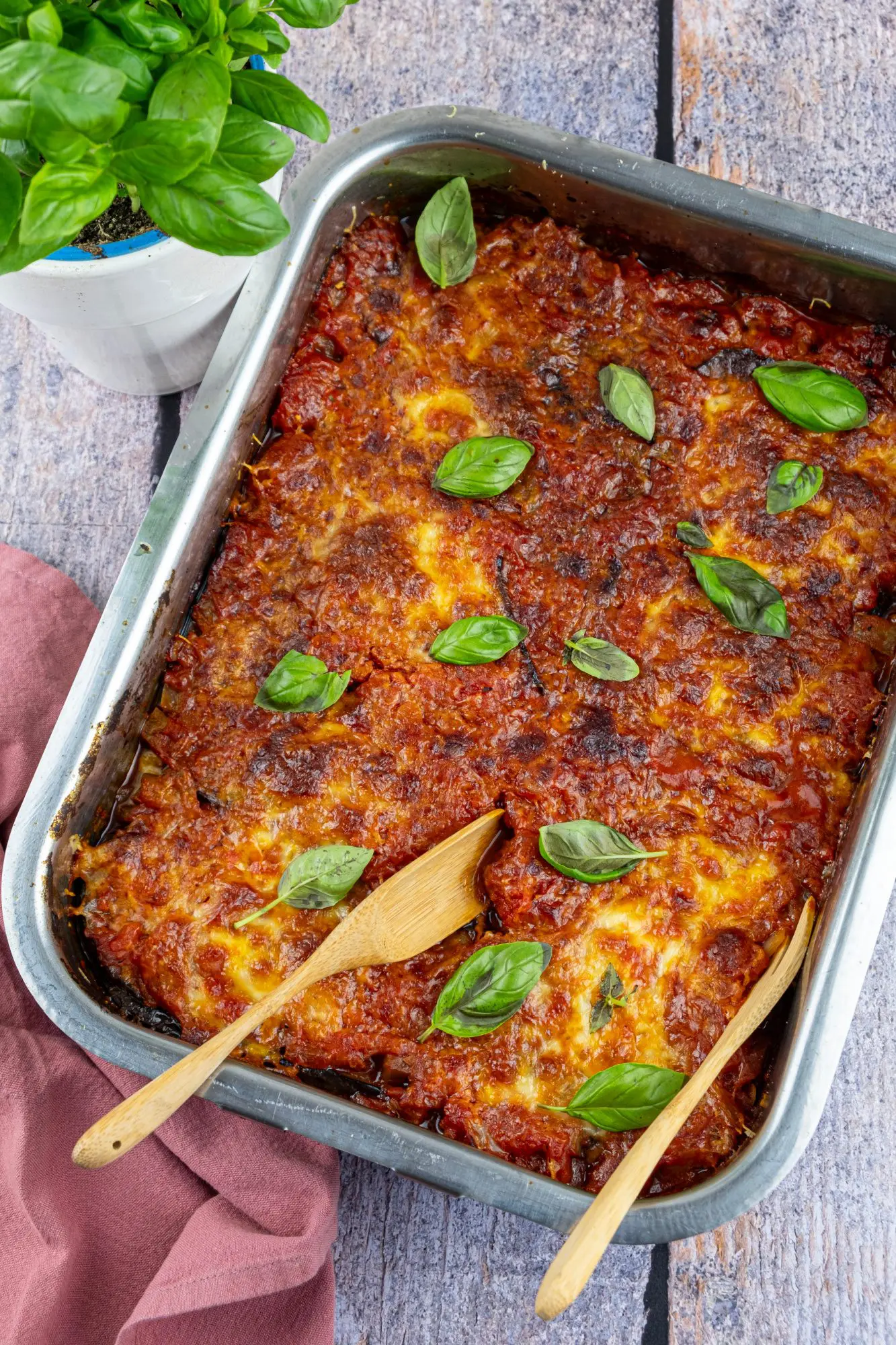 Gegrilde aubergines met tomatensaus uit de oven