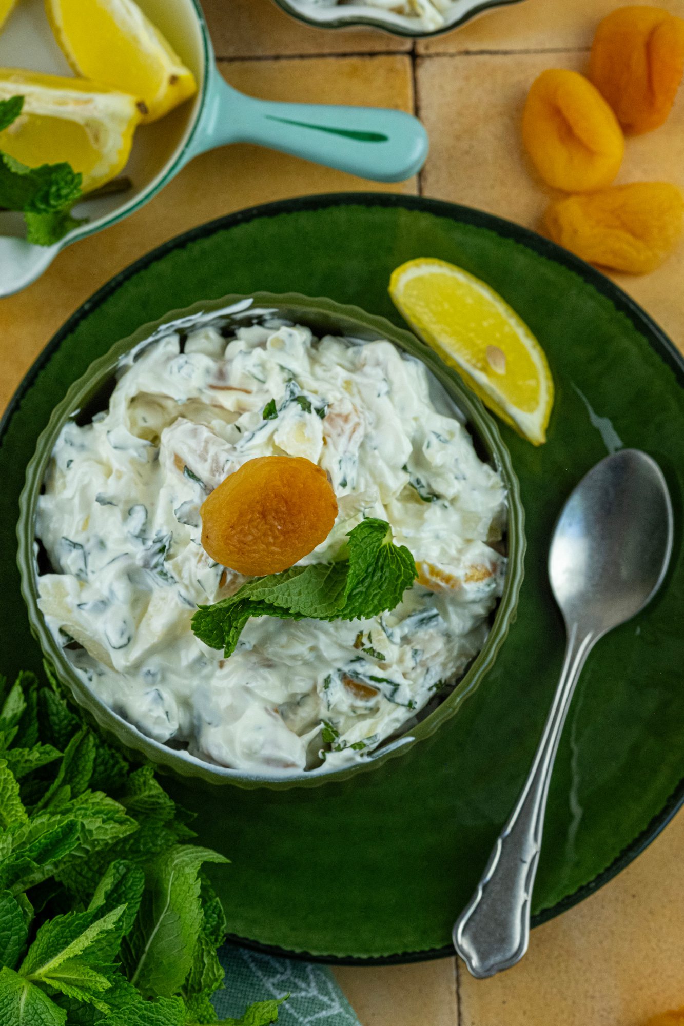 Salade van appel en gedroogde abrikozen