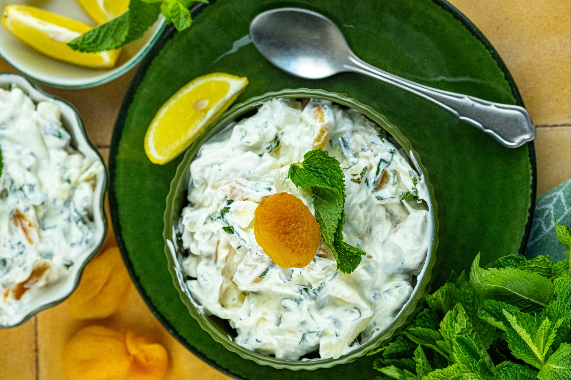 Salade van appel en gedroogde abrikozen
