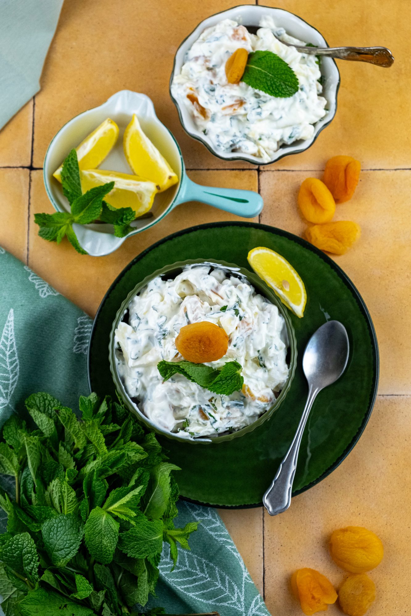 Salade van appel en gedroogde abrikozen