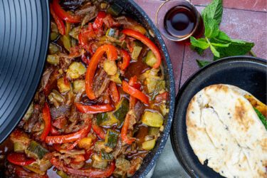 Courgette-tajine met dadels en abrikozen