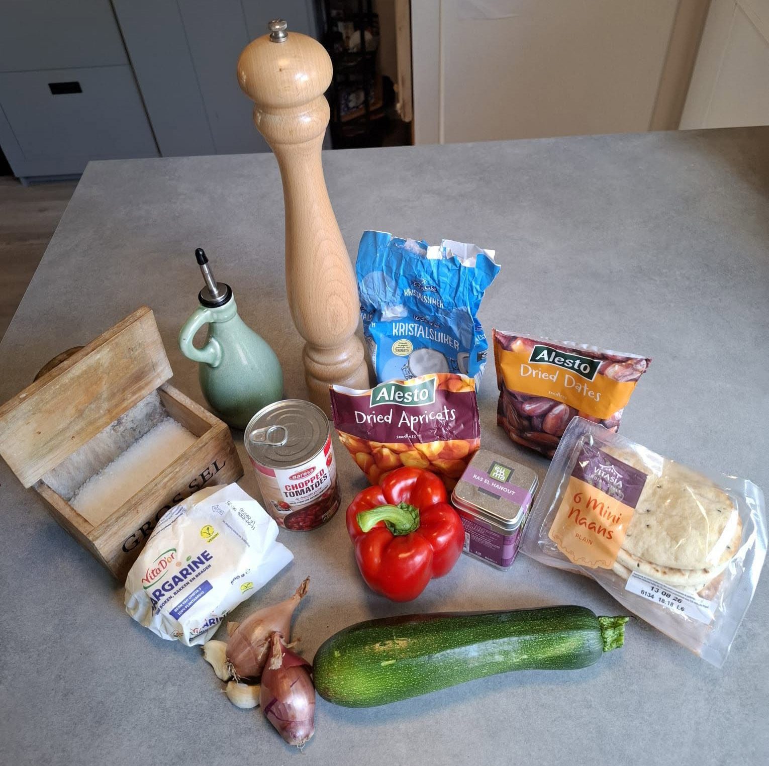 Ingrediënten voor 2 personen Courgette-tajine met dadels