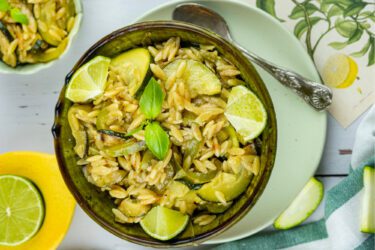 Zomerse pasta met courgette en paprika