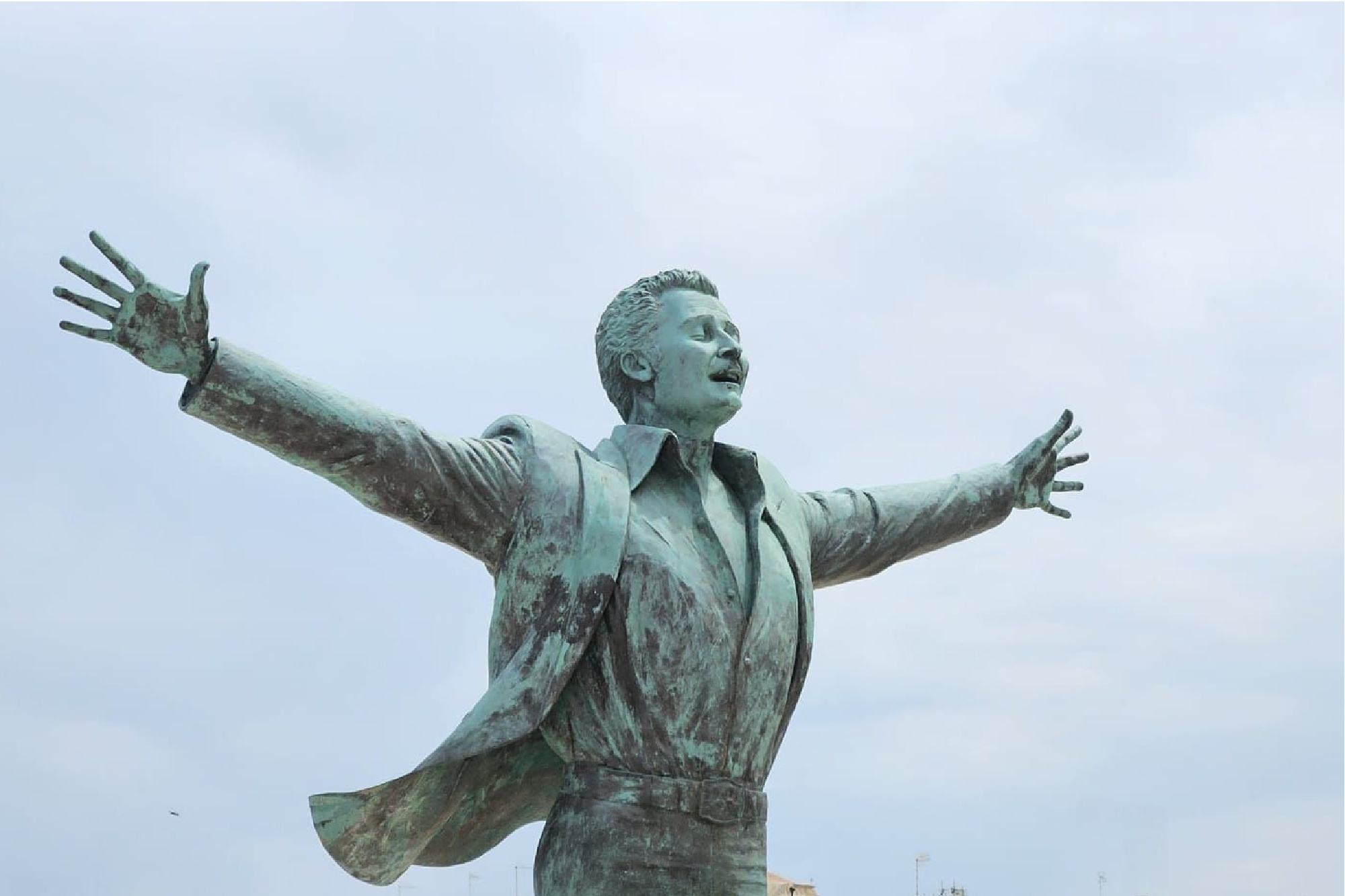Domenico Modugno standbeeld in Polignano