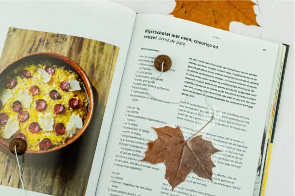 Maak je eigen boekenlegger met herfstbladeren